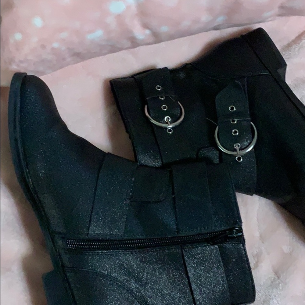 Boots - Picture 3 of 7